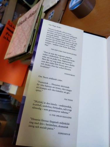 Och bergen svarade av Khaled Hosseini. Bok. Very Fine Plus