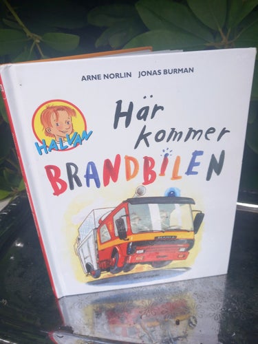Här kommer brandbilen Arne Norlin Jonas Burman Klumpe Dumpe böc