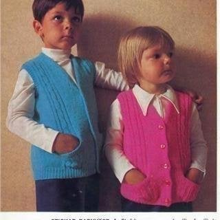 ** STICKMÖNSTER ** BARN ** VÄST med FLÄTOR och FICKOR ** från 70-talet **