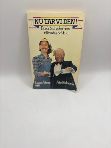 Nu tar vi den! – Bords- & dryckesvisor till vardag och fest – Lasse Åberg