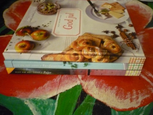BOK, 3 STYCKEN KOKBÖCKER, ALLT OM DET GODA: PAJER, FÄRSFAVORITER, GOD JUL