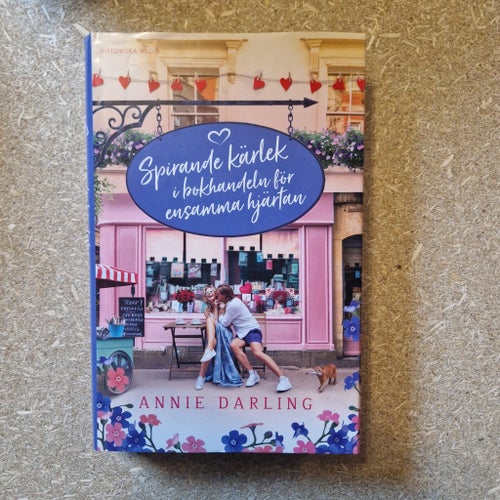 Spirande kärlek i bokhandeln för ensamma hjärtan (bok 2) av Annie Darling