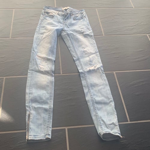 ljusblåa jeans, storlek 26/32