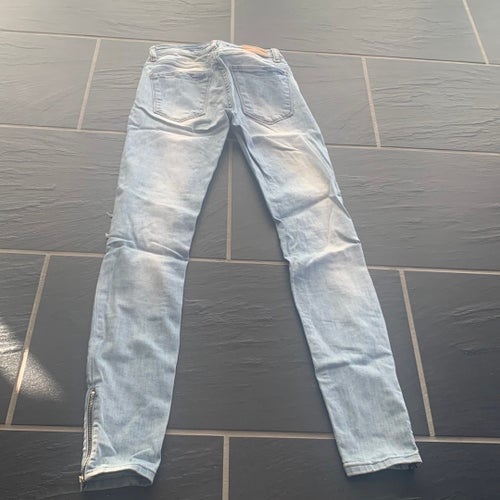 ljusblåa jeans, storlek 26/32