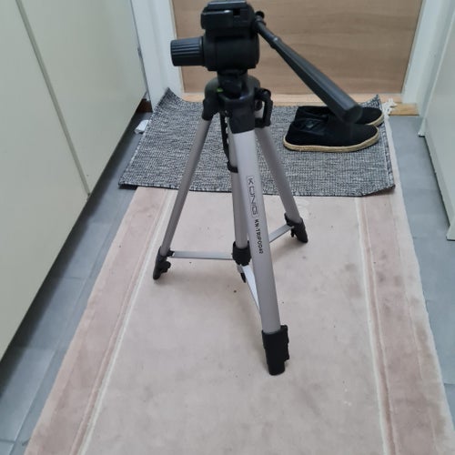Kamerastativ av märket KUNIG modell: KN-TRIPOD40 mått:130cm