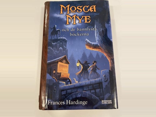 Mosca Mye och de bannlysta böckerna av Frances Hardinge | Inbunden