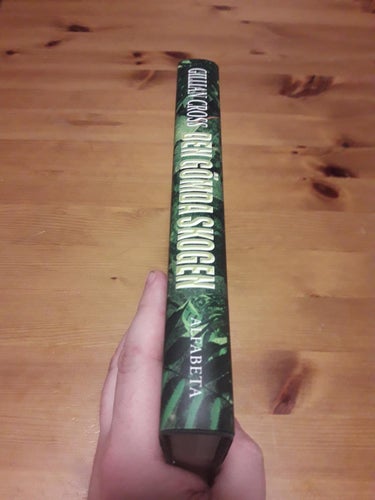 DEN GÖMDA SKOGEN