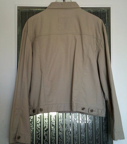 Beige jacka med knäppning och 2 fickor med lock Sparsamt använd storlek 40