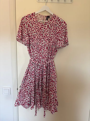 Kortärmad blommig klänning i bomull från Vero Moda i storlek L