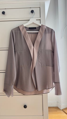 BY MALENE BIRGER beige, rosa skjorta, storlek 34-36