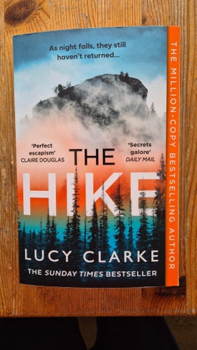 The Hike av Lucy Clarke, engelsk storpocket.