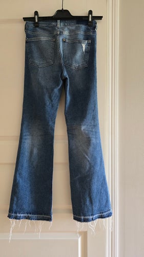 Jeans med utsvängda ben och slitna detaljer.