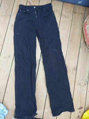 Gina tricot, svarta jeans, stl 32
