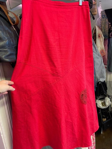 Linne Maxi kjol, Cut Outs, Broderi. Klarröd. storlek 42