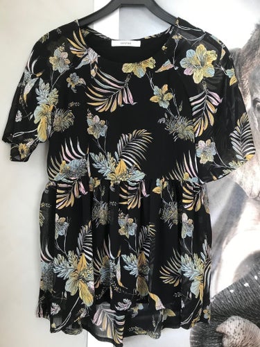 Gestuz “Maui Short Sleeved Blouse”. Blommig.