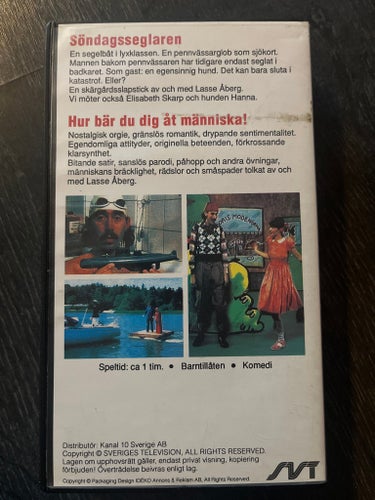 Lasse Åberg - Söndagsseglaren / Hur bär du dig åt människa! (VHS)