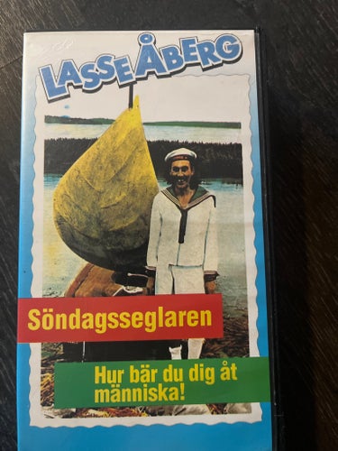 Lasse Åberg - Söndagsseglaren / Hur bär du dig åt människa! (VHS)