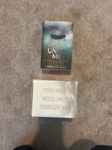 Shatter Me, Ignite Me, Restore Me, Unravel Me, Imagine Me, Defy Me, Unite Me av