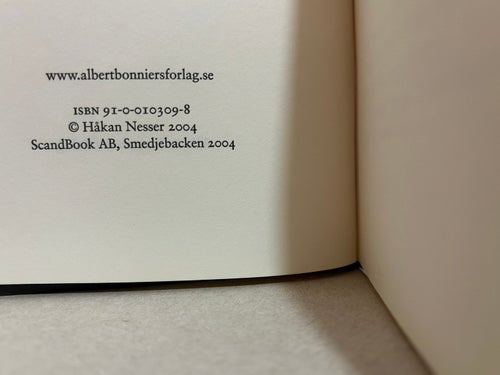 Skuggorna och regnet av Håkan Nesser. Bok. Very Fine plus