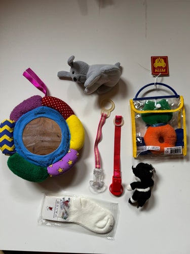 BABY NAPPHÅLLARE 2 st + LEKSAKER + STRUMPOR + TYGBOK