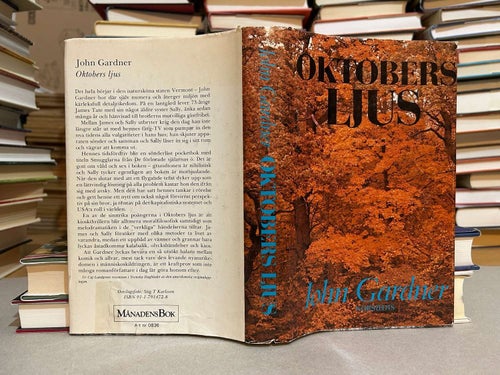 Oktoberljus av John Gardner. Bok. Very Fine plus