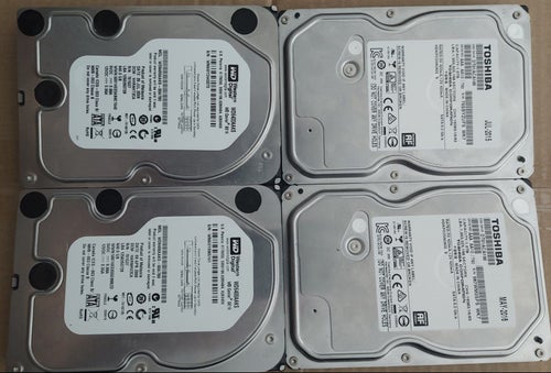 4st Hårddiskar: 2x Toshiba 1TB, 2x Western Digital 640GB - Totalt 3TB