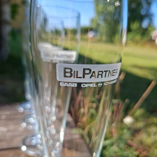 SAAB NYSKICK 5 ST ÖLGLAS PÅ FOT 0,5 L FRÅN BIL PARTNER