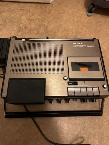 Sony FX-412E Bärbar TV Radio Kassettbandspelare