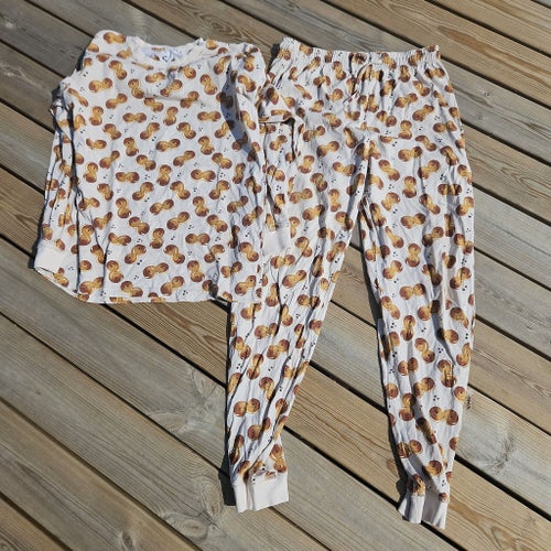 Pyjamas med lussebullsmönster