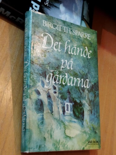 Det hände på gårdarna av Birgit Th. Sparre. bok, inbunden. Very Fine plus