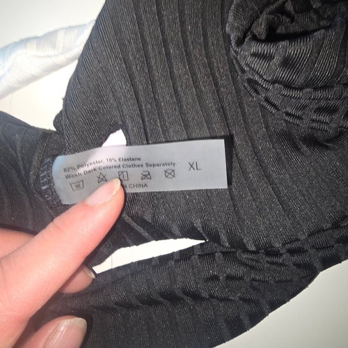 Svart och vit crop top, storlek XL bikiniöverdel