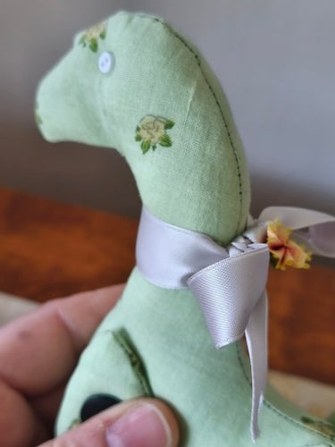 Blommig dinosaurie i tyg
