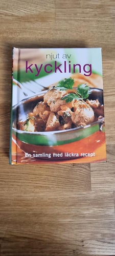 Bok njut av kyckling