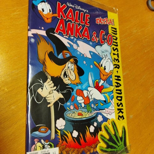 Kalle Anka 2001 nr 41 med extra Monster handske. inplastad