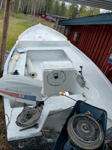 Båtskrov med motor