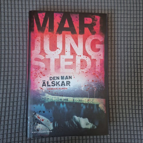 Den man älskar inbunden bok av Mari Jungstedt, 2012