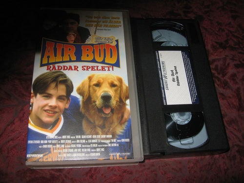 AIR BUD - RÄDDAR SPELET (KEVIN ZEGERS,GREGORY HARRISON,CYNTHIA STEVENSON) VHS