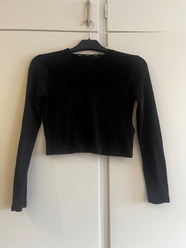Svart topp med spetsdetaljer, XS, H&M