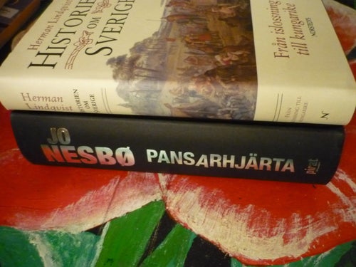 BOK, 2 STYCKEN BÖCKER, JO NESBØ: PANSARHJÄRTA, LINDQVIST: HISTORIEN OM SVERIGE