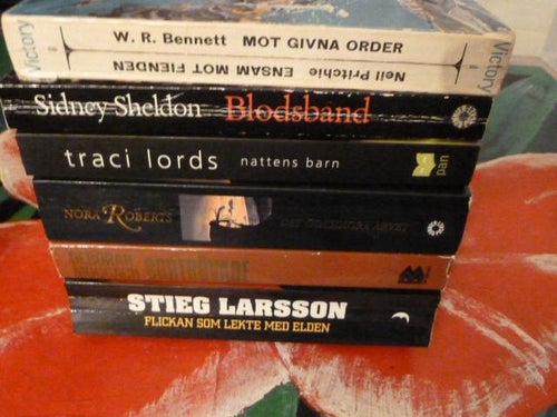 BOK, 6 STYCKEN POCKET BÖCKER, STIEG LARSSON, NORA ROBERTS, TRACI LORDS, MFL