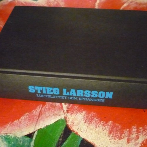 BOK, 2 STYCKEN BÖCKER, STIEG LARSSON: LUFTSLOTTET SOM SPRÄNGDES, TONNI ARNOLD: B