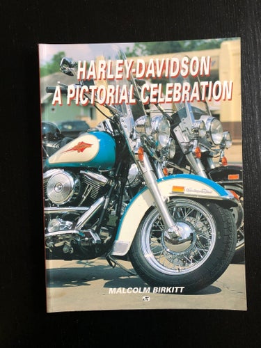 Harley-Davidson A Pictorial Celebration av Malcolm Birkitt ( 162 sidor )