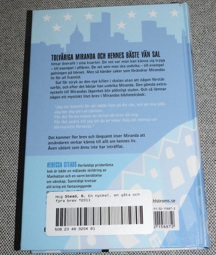 En nyckel, en gåta och fyra brev av Rebecca Stead Inbunden bok. B Wahlströms