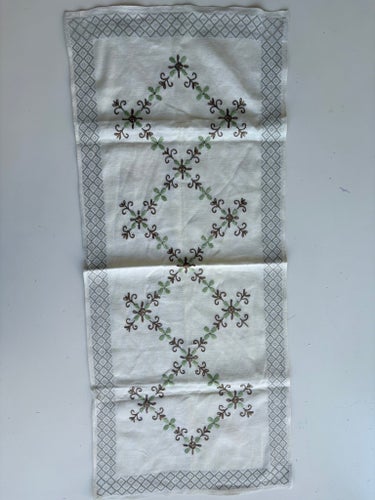 Äldre Löpare/ Duk med broderade detaljer 95 cm x 42 cm