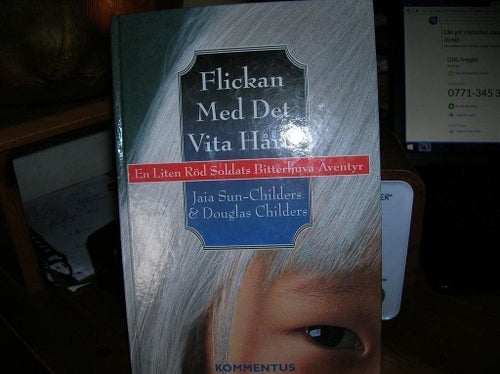EN INBUNDEN BOK FLICKAN MED DET VITA HÅRET JAIA SUN- CHILDERS- DOUGLAS CHIDERS