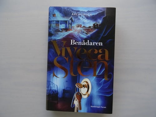 Benådaren av Viveca Sten, INB