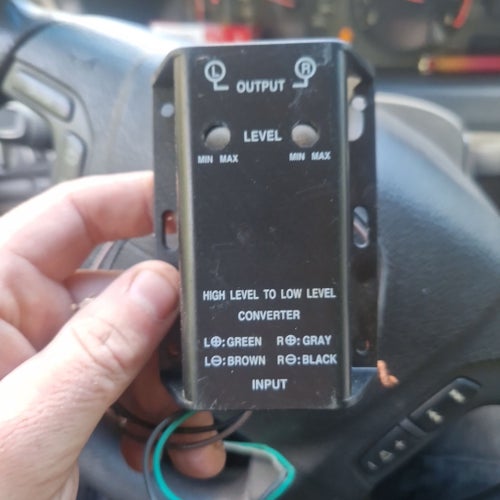 Hög till lågnivåomvandlare för bilstereo