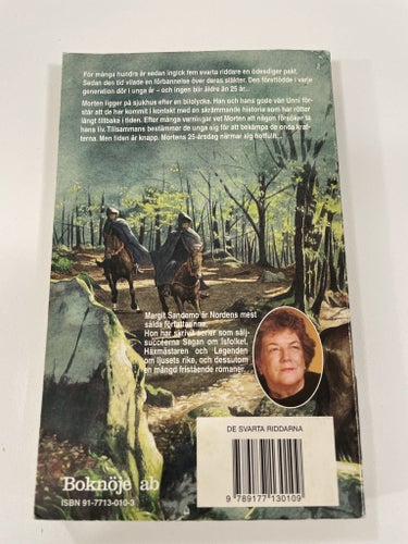 I skuggan av ett tecken  | Margit Sandemo | De svarta riddarna | Pocket