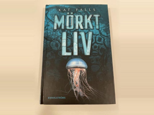 Mörkt liv av Kat Falls | Inbunden