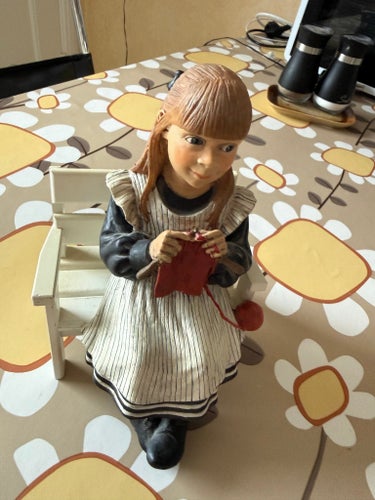 Norsk design flicka på bänk
